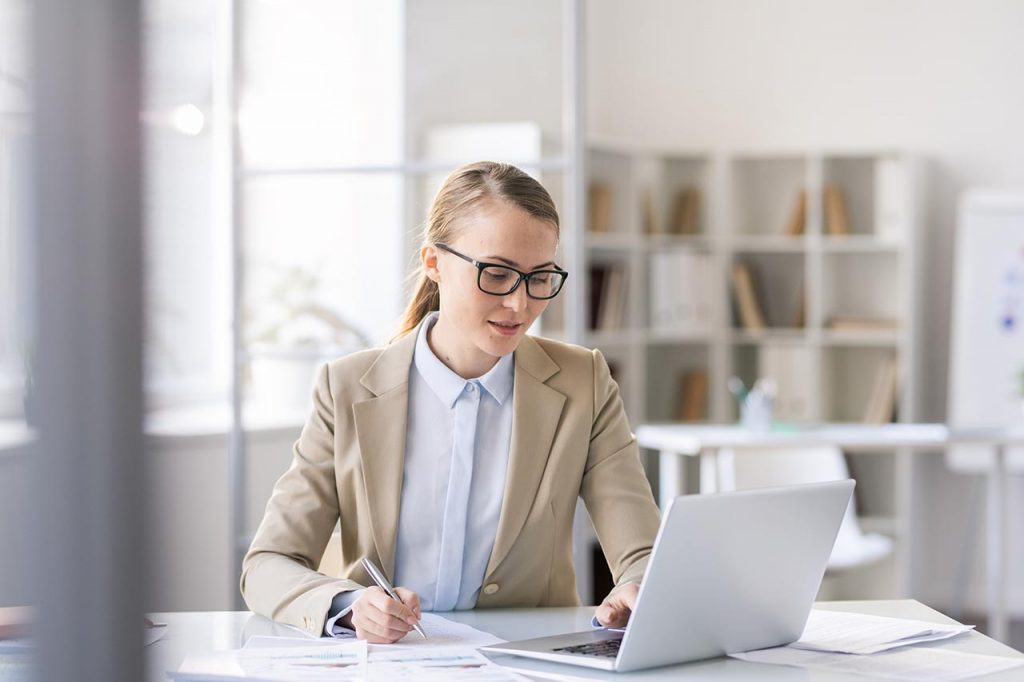 seorang wanita sedang membuat motivation letter