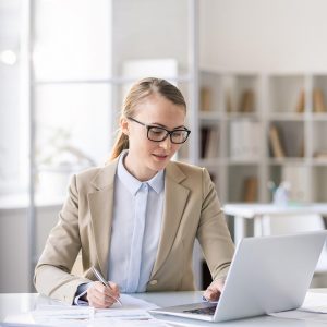 seorang wanita sedang membuat motivation letter