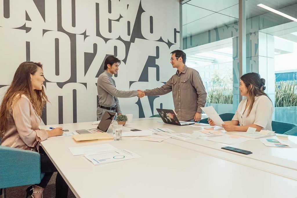 Onboarding karyawan baru di kantor